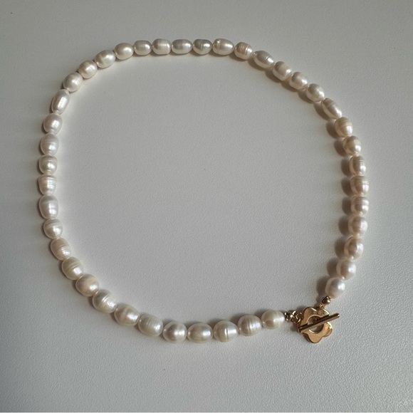 Pearl Necklace with Gold Flower Clasp - Picture 4 of 5